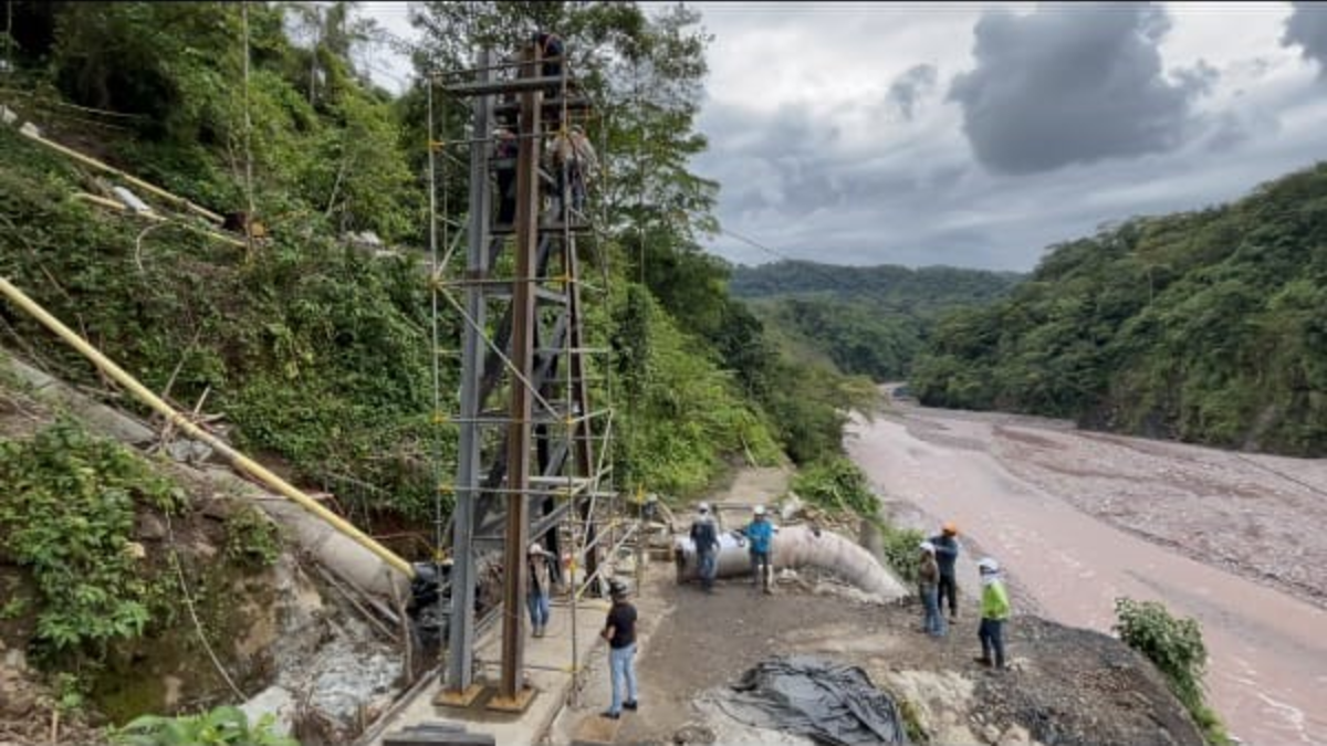 El municipio de Villavicencio lleva cuatro meses sin suministro de agua debido al derrumbe de un puente colgante, que rompió 130 metros de tubería.

 – En la mira