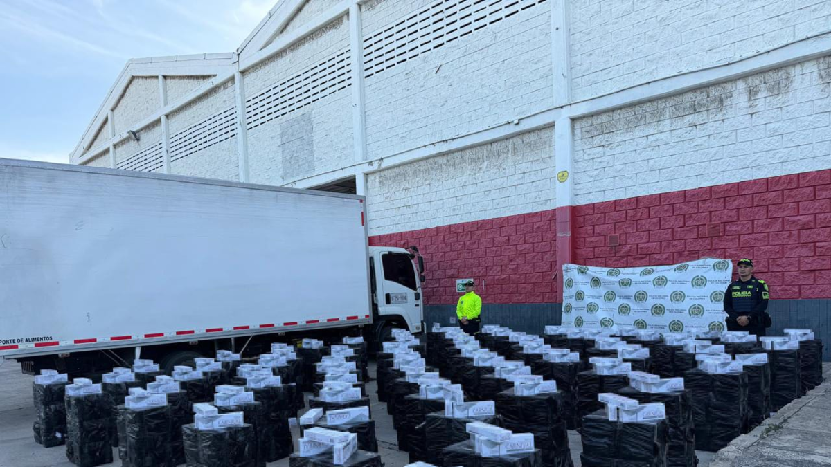 Incautan 64.500 cajetillas de cigarrillos de contrabando ocultas en una camioneta en Barranquilla; capturado

 – En la mira