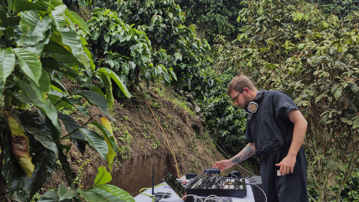 La historia de Hila, una DJ argentina que vino a Colombia para experimentar el sonido de las plantas y la combinación de ciencia y tecnología en un cafetal.

 – En la mira