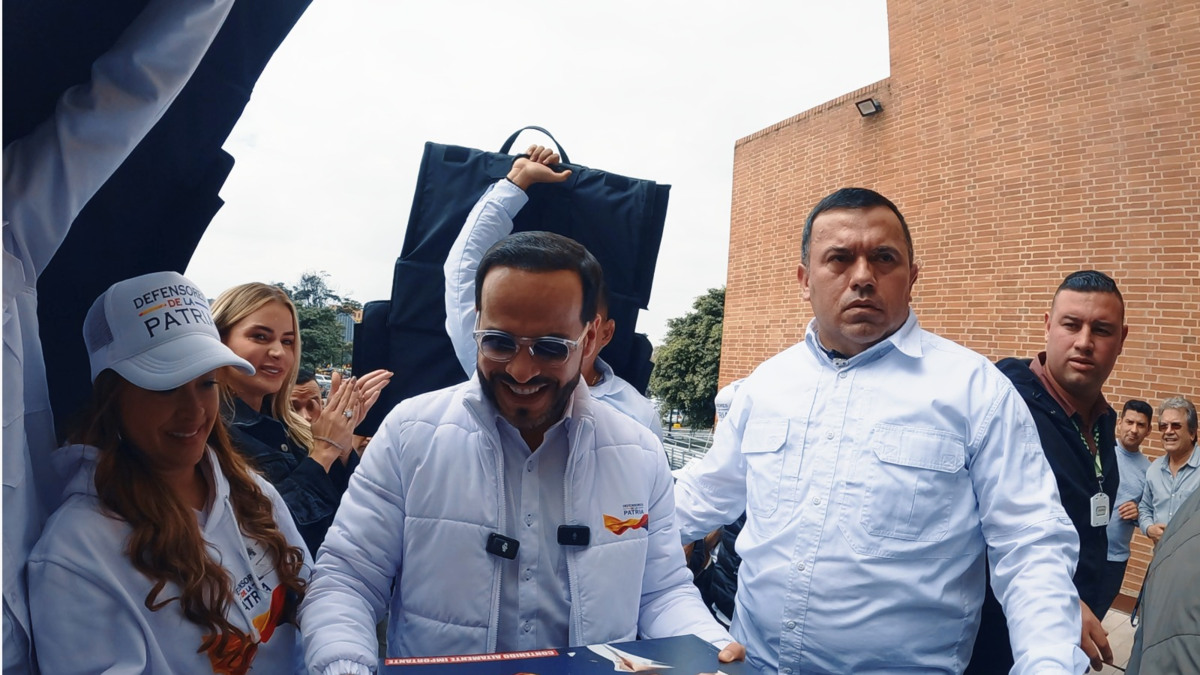 Sólo 22 de los 91 candidatos presidenciales firmaron la constitución antes de las elecciones.

 – En la mira