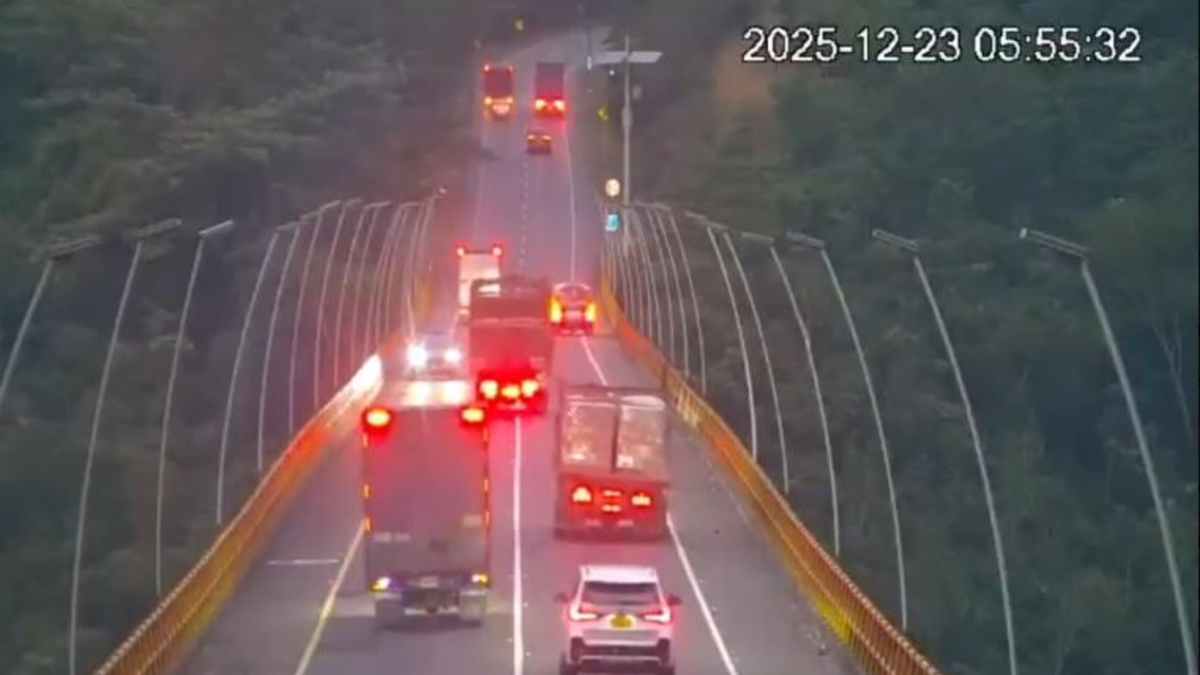 Un camión giró en sentido contrario a la salida del túnel de Gualanday y atropelló a un motociclista

 – En la mira