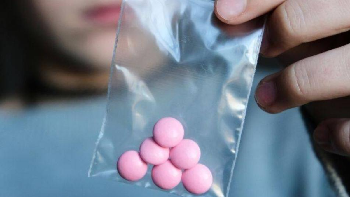 Un niño de 9 años murió tras tomar en la calle una pastilla rosa que contenía 2CB

 – En la mira