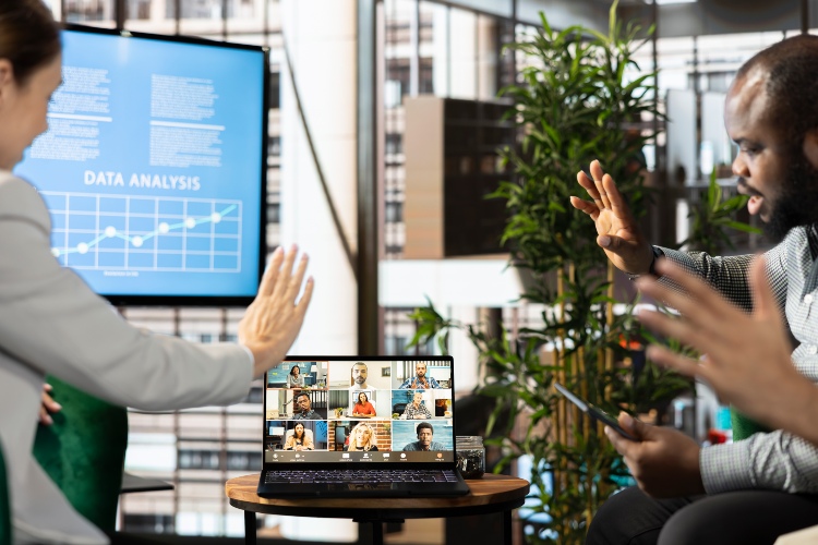 Consumo masivo, servicios y tecnología, los sectores que más adoptan el trabajo híbrido en Colombia – EXTRA

 – En la mira