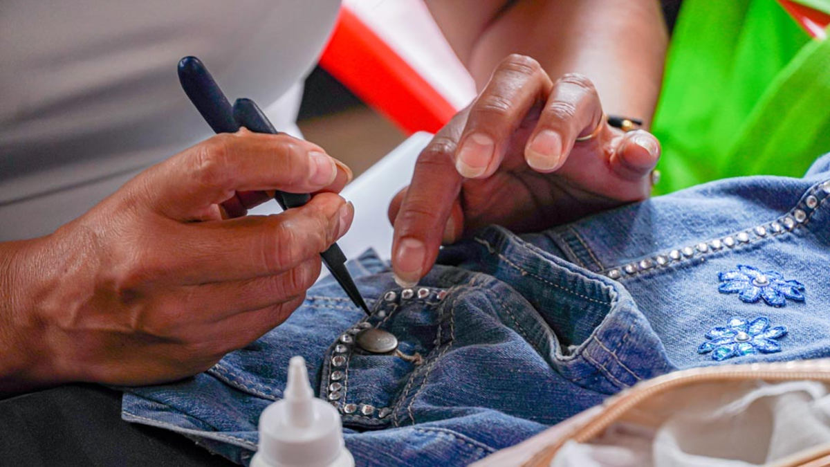 se guarda, se transforma creativamente y se regala con amor en talleres sociales

 – En la mira