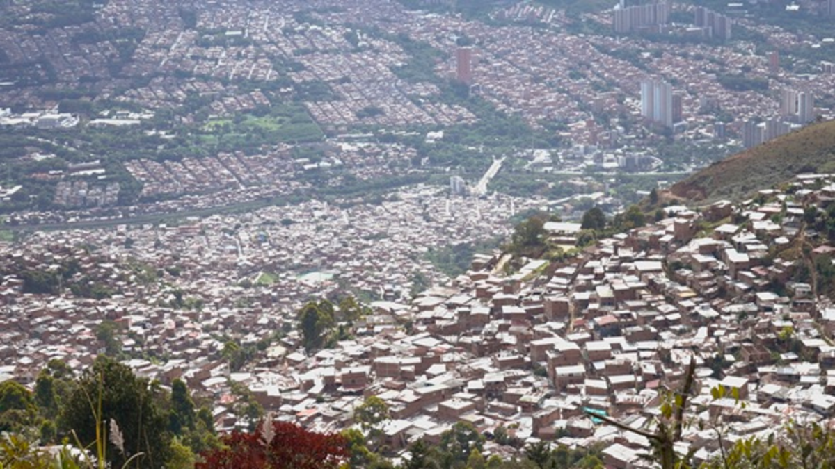 un nuevo subsidio de Medellín llega a familias que ganan hasta 4 salarios mínimos y quieren mejorar su vivienda

 – En la mira