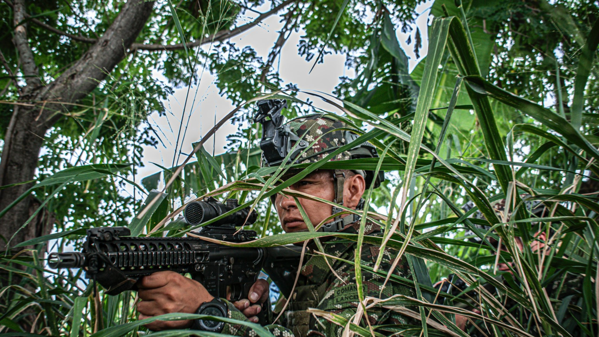 Dos militares resultaron heridos tras ataque con drones cargados de explosivos en zona rural de Jamundí

 – En la mira