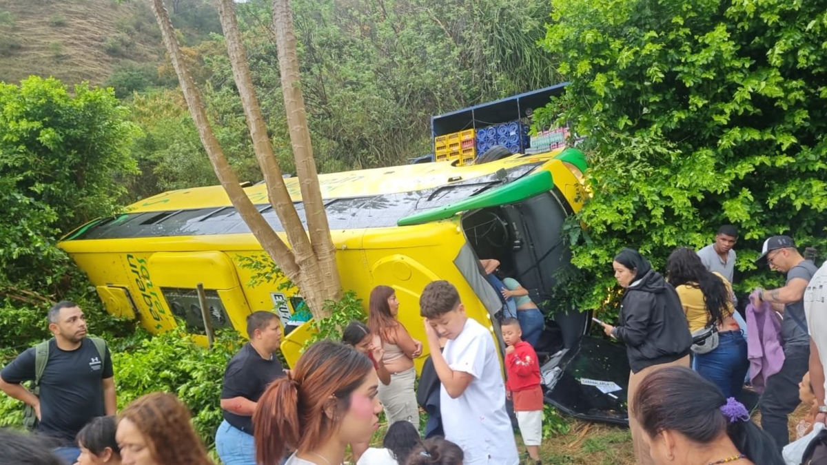 18 personas heridas tras accidente de autobús de transporte público en la comuna de Olaya en Antioquia:

 – En la mira