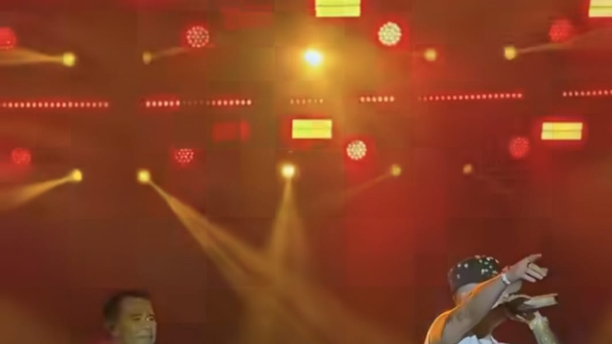 Jhonny Rivera le da inesperada sorpresa a su hijo Andy en el carnaval de blancos y negros en Pasto

 – En la mira