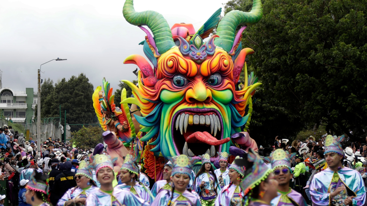 Productor de “Los Simpson” y cantante de la banda de rock Maldita Vecindad entre los personajes que se divirtieron durante el Carnaval de Blancos y Negros

 – En la mira