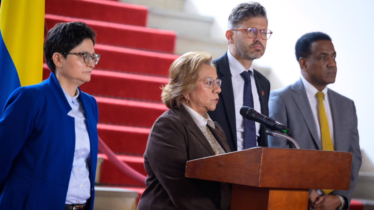 La oposición critica a la ministra de Asuntos Exteriores, Rosa Villavicencio, por hablar de una posible acción militar ante la “agresión” de Donald Trump.

 – En la mira