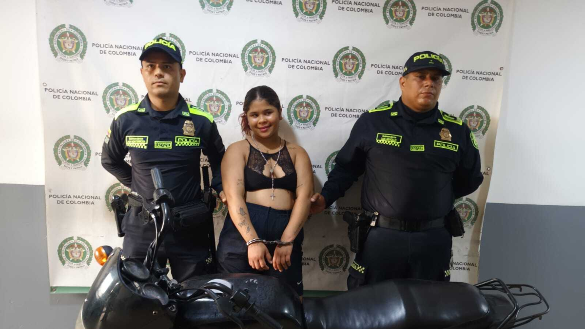 Mujer capturada en el Atlántico tras una persecución policial posó y sonrió para una foto tomada por la policía: fue encontrada en flagrancia

 – En la mira