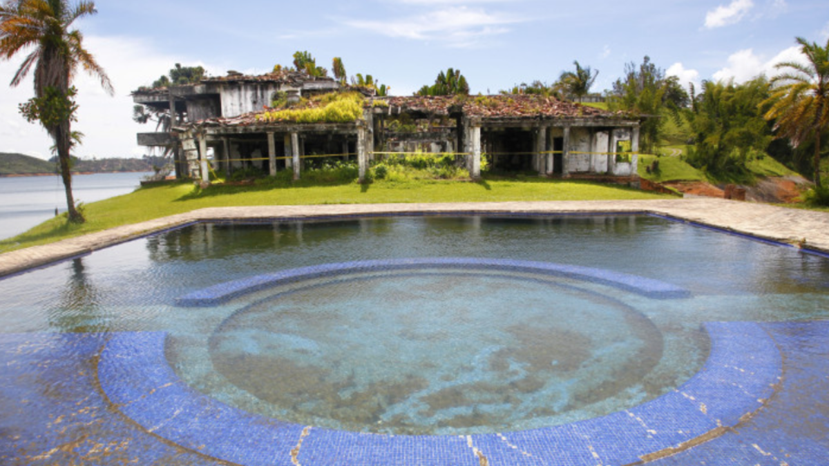 Estas son las ruinas de la mítica finca “La Manuela”, que perteneció a Pablo Escobar y fue subastada por el SAE por 7,7 mil millones de pesos

 – En la mira