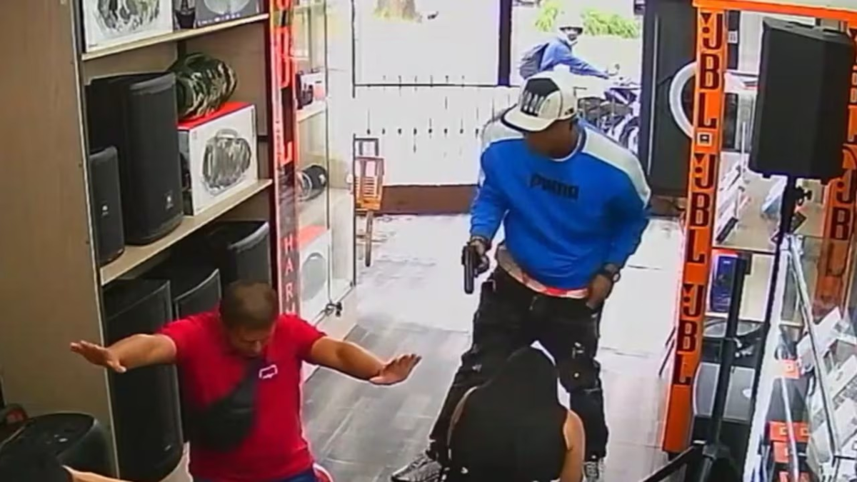 Las víctimas fueron obligadas a caer de rodillas.

 – En la mira