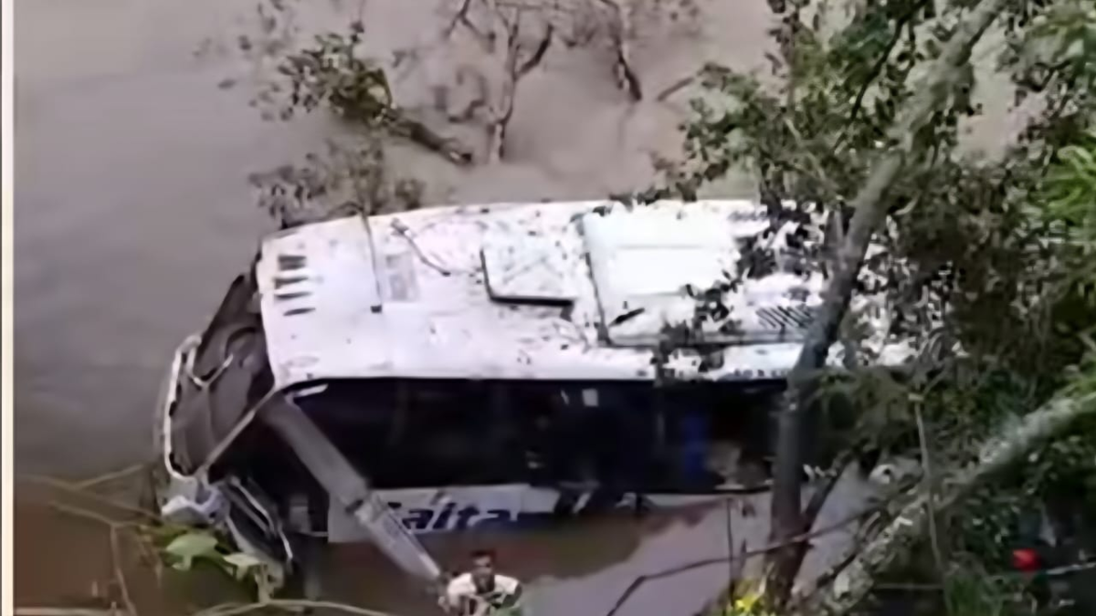 habría caído al agua tras fatal accidente que dejó 15 heridos

 – En la mira