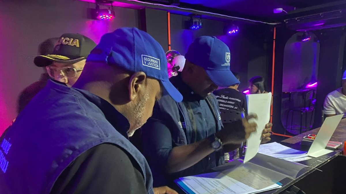 Los bares y discotecas podrán abrir hasta las 3 de la madrugada, y las licorerías y estancos hasta la 1 de la madrugada.

 – En la mira