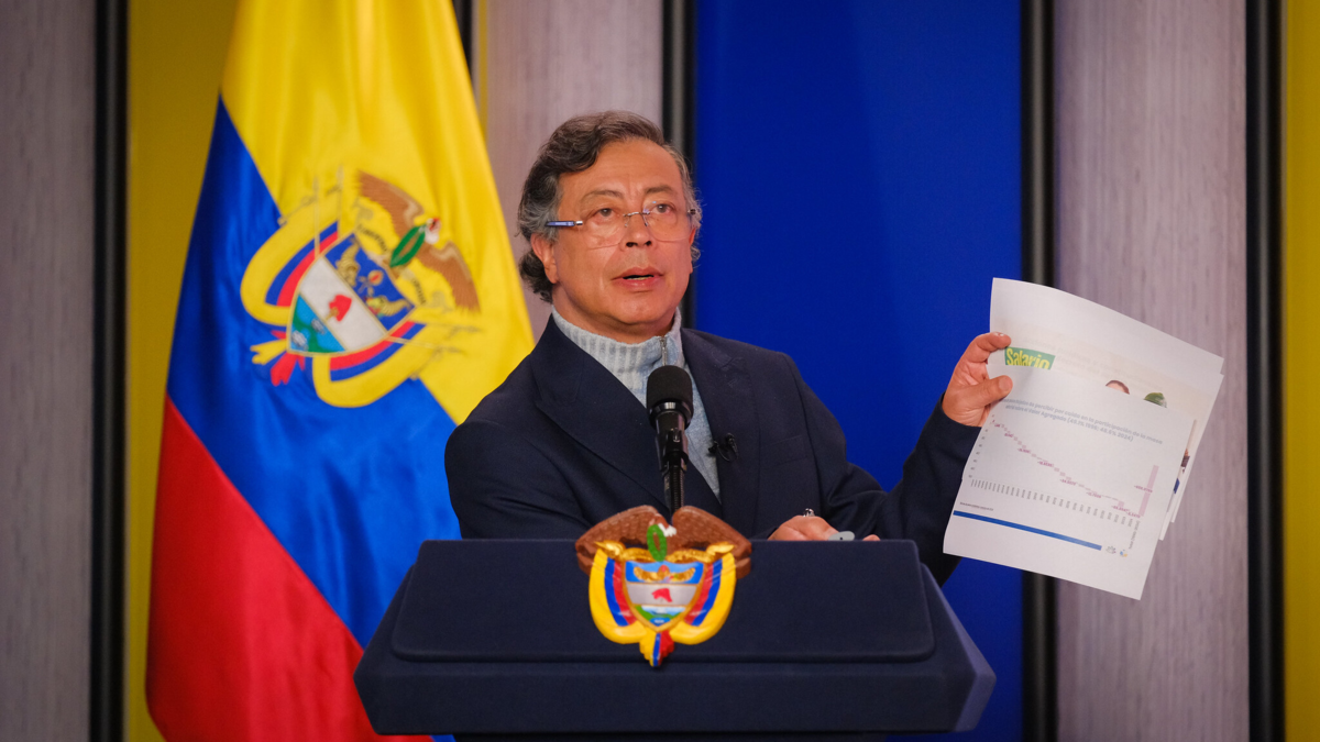 Gustavo Petro hablará en discurso presidencial sobre la suspensión temporal del salario mínimo y dará instrucciones

 – En la mira