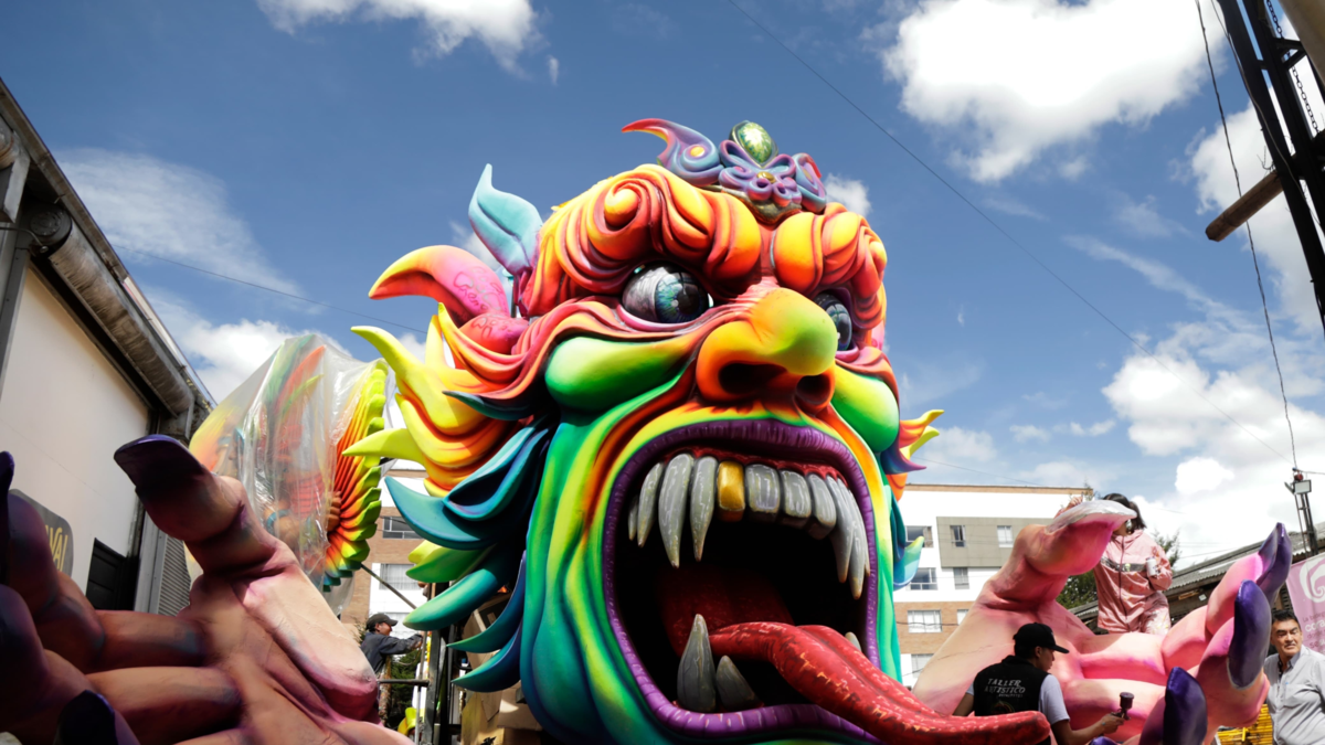 Así se preparan los autores de las plataformas para el día principal del Carnaval de Blancos y Negros, que será el 6 de enero

 – En la mira