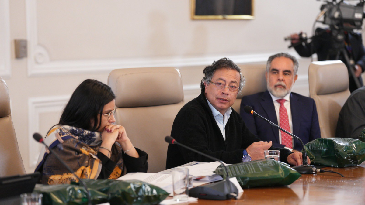 El presidente Gustavo Petro rechaza invitación de Iván Mordisco a grupos armados y dice que ilegales van a sabotear las elecciones.

 – En la mira