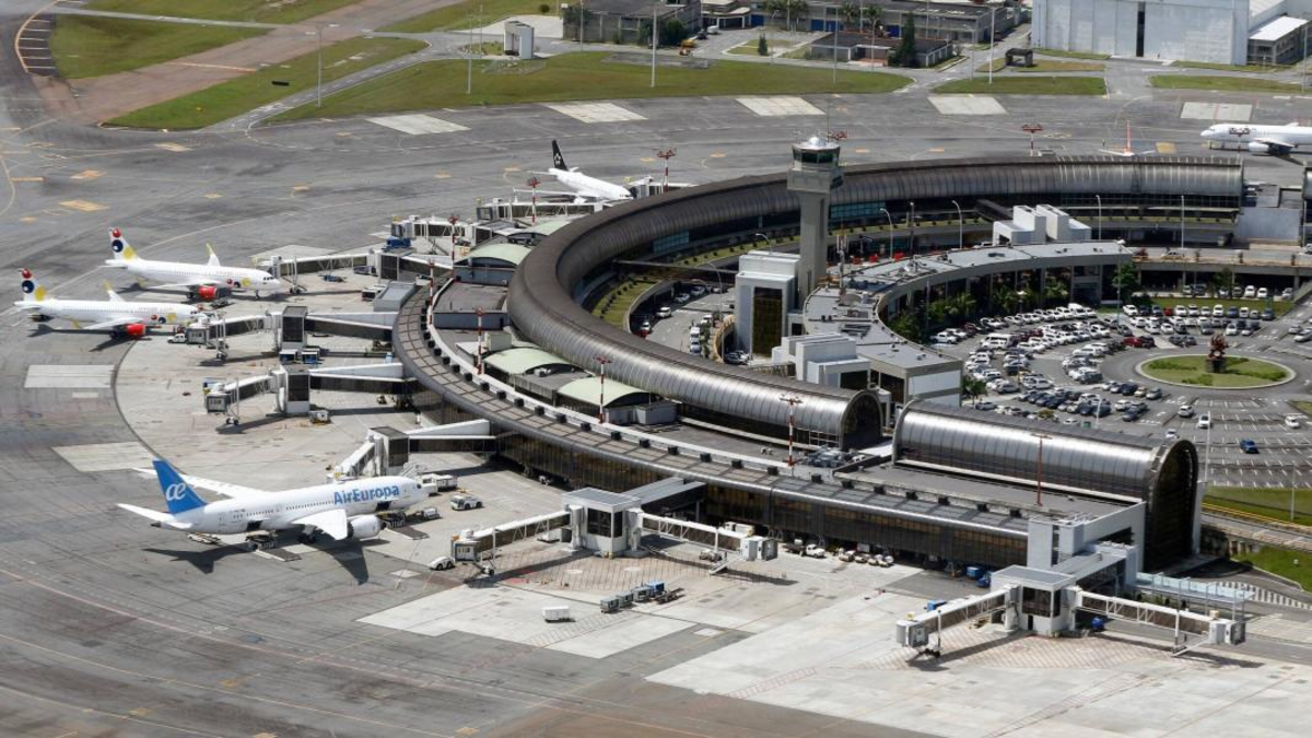 A un estadounidense se le negó la entrada al aeropuerto de Medellín luego de afirmar durante inmigración que “vino a tener relaciones sexuales”.

 – En la mira