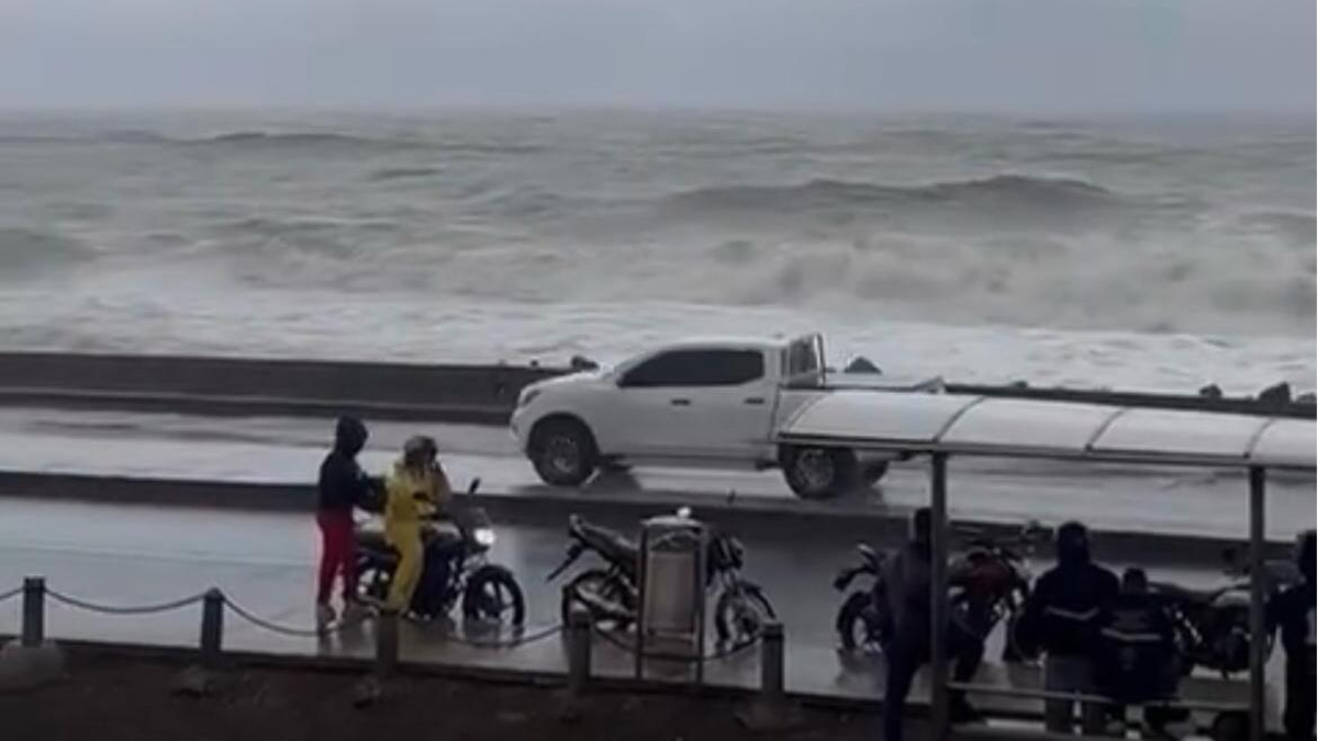Vídeos increíbles | Cartagena es asediada por lluvias por frente frío que paraliza la movilidad: cerraron avenida Santander

 – En la mira