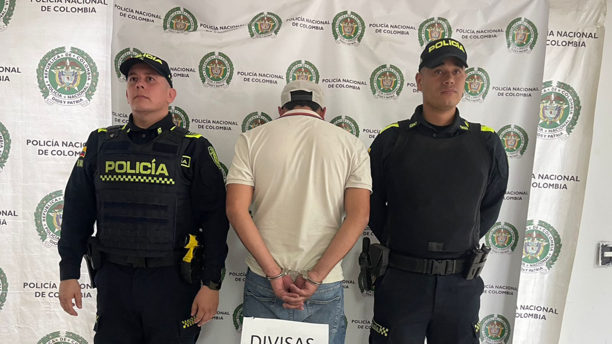 Un hombre que transitaba en una Toyota Hilux por Santander intentó sobornar a la policía con 255 millones de pesos pero fue capturado

 – En la mira