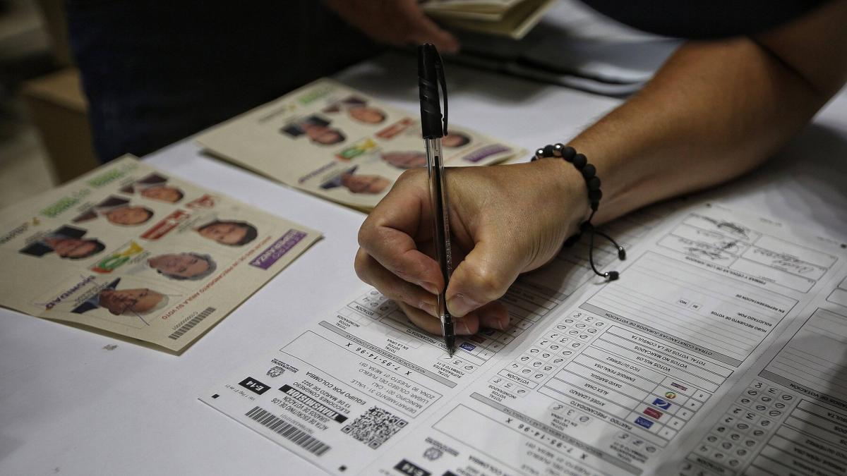 Policía Nacional sorprendió a dos personas con 5 millones de pesos, víveres y propaganda electoral mientras votaban en zona rural de Pasto

 – En la mira