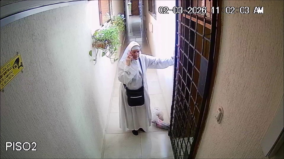 ¡De la película! Un hombre vestido de monja evadió la seguridad e ingresó a un edificio en el norte de Barranquilla; las cámaras y el teléfono lo delataron

 – En la mira
