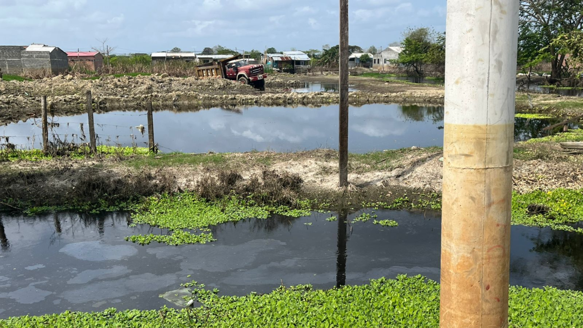 En zonas de Córdoba que fueron lugar de narcotráfico, políticos condenados derriban barreras hidráulicas ilegales para evitar inundaciones

 – En la mira