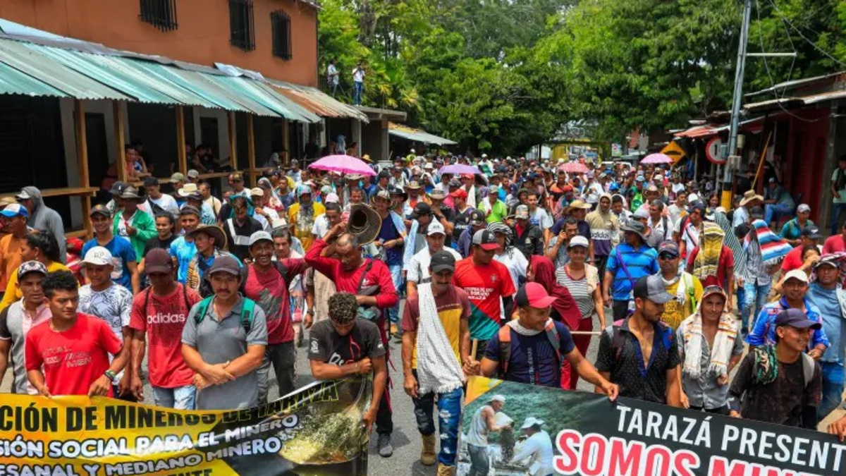 Mineros y el clan del Golfo rechazan vínculos ilegales

 – En la mira