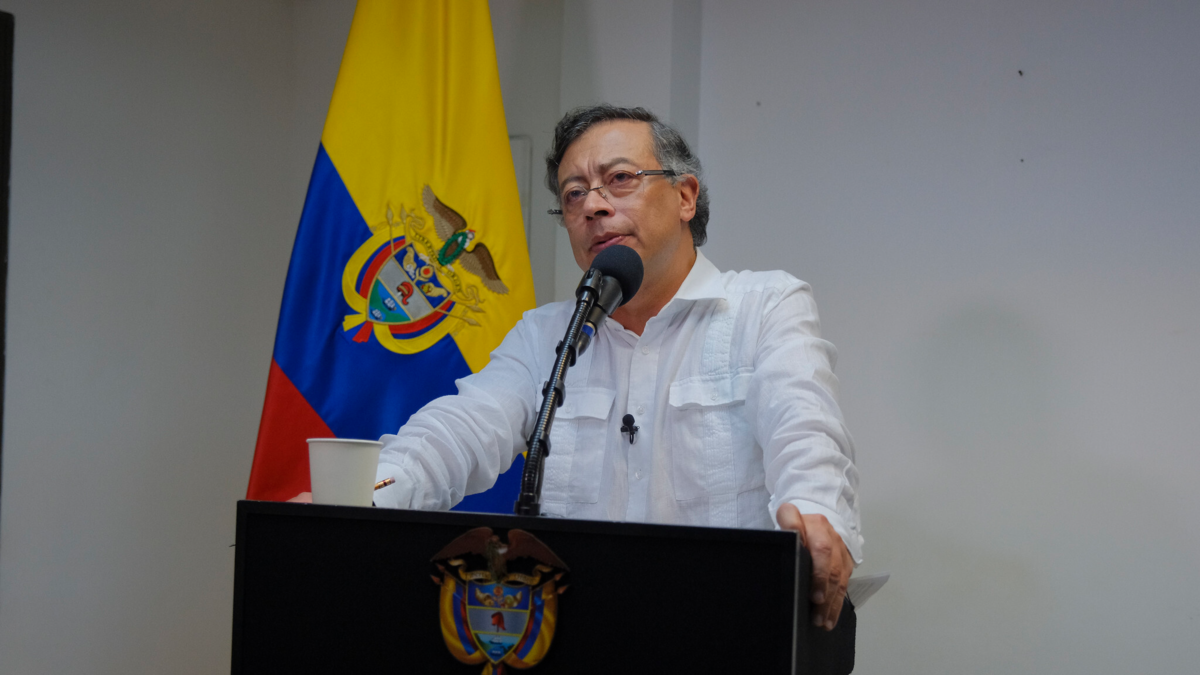El presidente Gustavo Petro eliminaría los subsidios a la gasolina debido a una guerra en Medio Oriente, sugiriendo que los precios subirían

 – En la mira