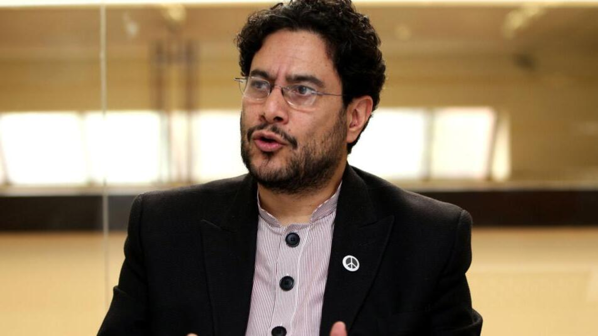 Iván Cepeda en entrevista sobre su candidatura presidencial

 – En la mira