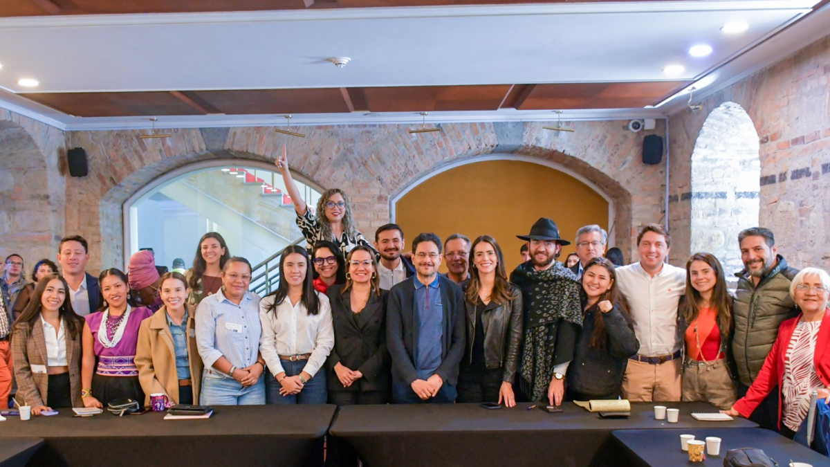 Iván Cepeda se reunió con la clase del histórico tratado y eligió a parlamentarios para acelerar su estrategia de campaña en las regiones

 – En la mira