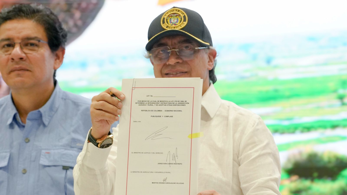 Ante agricultores afectados por inundaciones en Cereté (Córdoba), el presidente Petro aprobó la ley de jurisdicción agrícola

 – En la mira