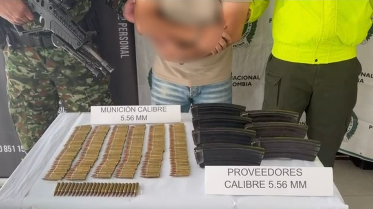 Capturan al sujeto en flagrancia con munición de largo alcance que iba a ser entregada al clan del Golfo, y el juez lo dejó en libertad con más de 6 billetes

 – En la mira