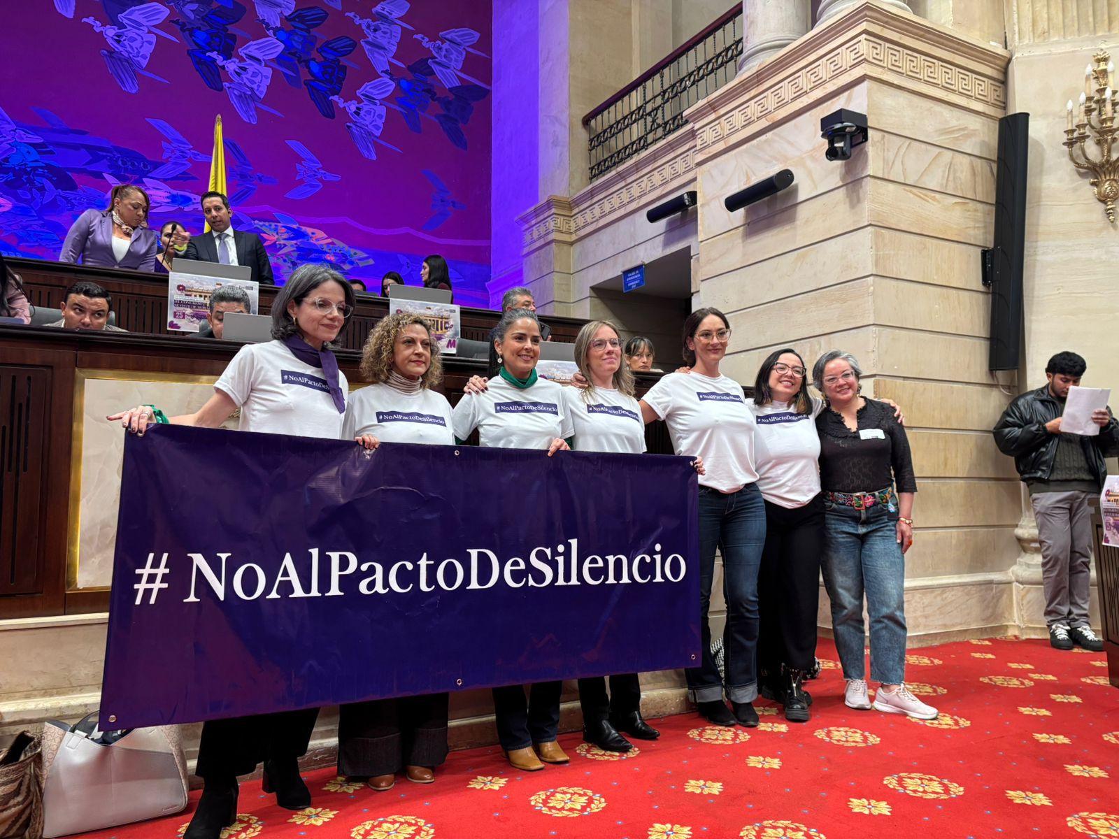 Periodistas y comentaristas en un congreso dedicado a la mujer.