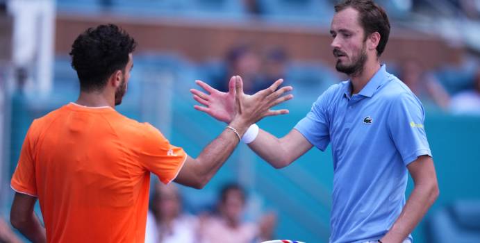 Cerúndolo vence a Medvedev y avanza a octavos de Miami 2026

 – En la mira