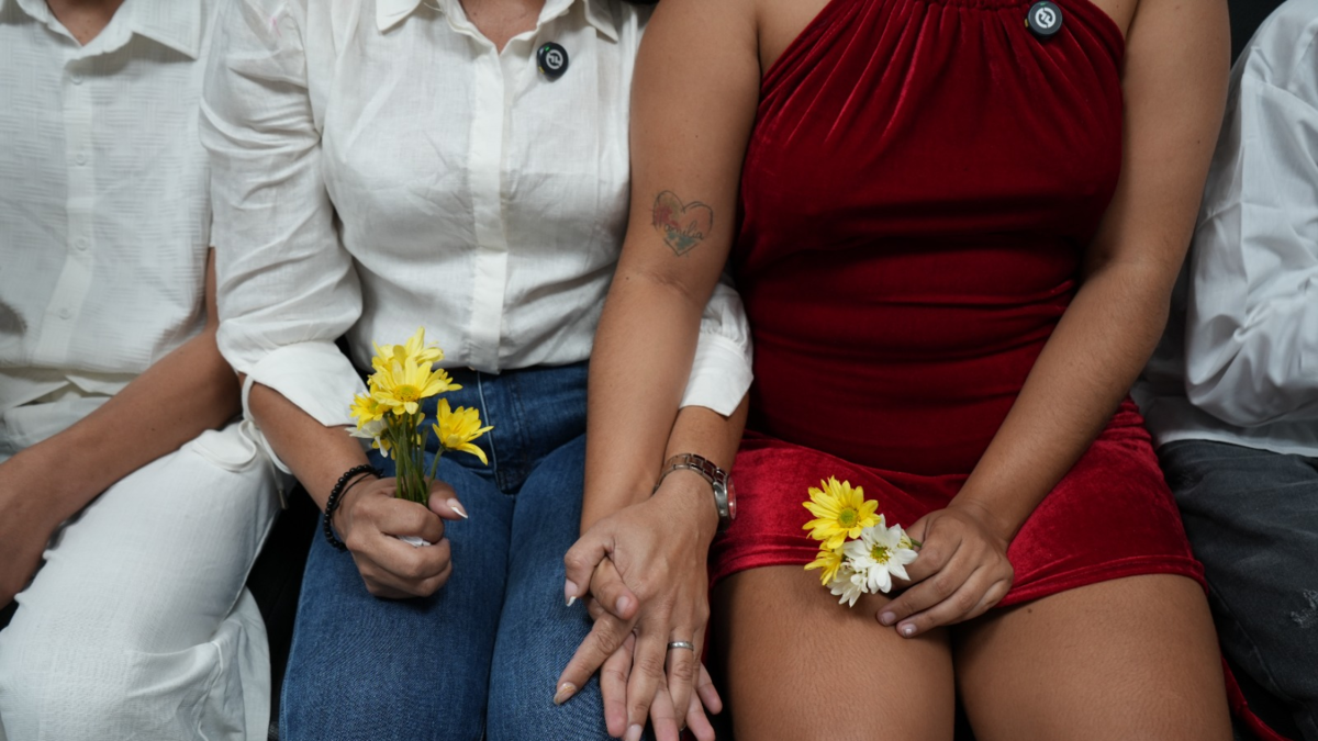 El entrañable abrazo que sienten una hija y una madre tras 25 años de secuestro de una niña en medio de un conflicto armado: su historia de separación

 – En la mira