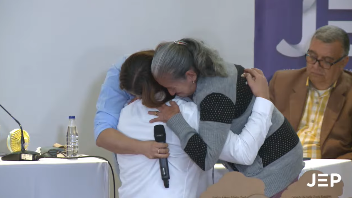 El exmilitar pidió disculpas de rodillas a la familia de John Darío Giraldo Quintero y aceptó responsabilidad ante la JEP por su ejecución en Antioquia

 – En la mira