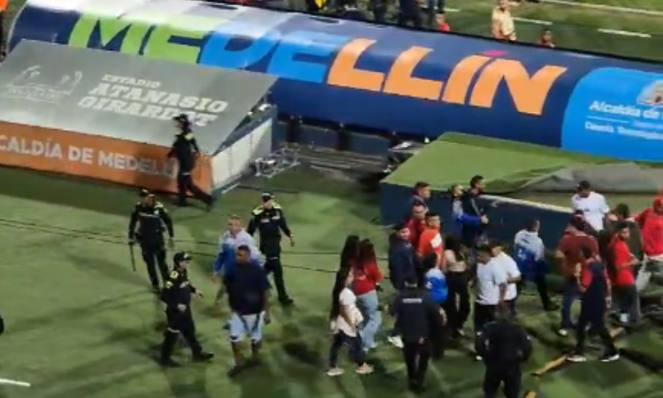 Hinchas de Medellín y Junior se enfrentaron en el Atanasio

 – En la mira