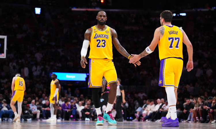 LeBron James iguala récord de partidos jugados en la NBA y Doncic suma 60 puntos

 – En la mira