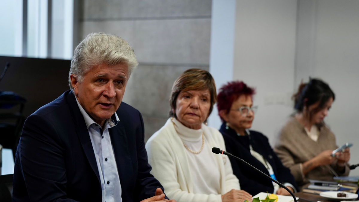 “Mi apoyo a la autoridad pública”

 – En la mira