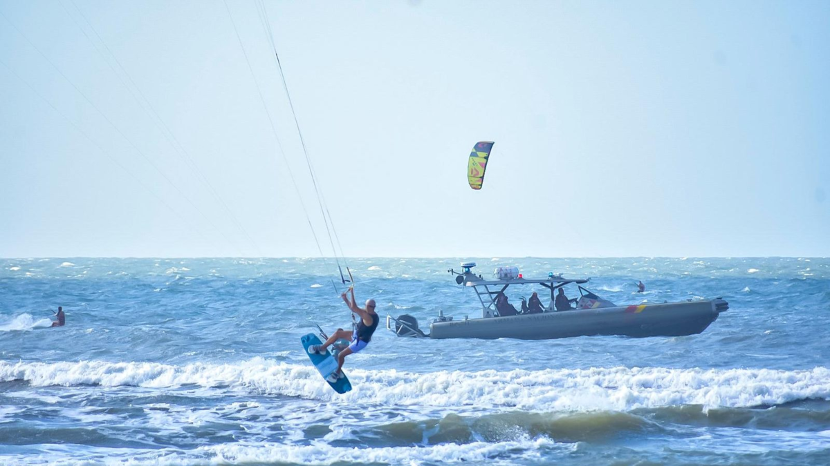 kitesurf de clase mundial en el Atlántico; deportes, viento y turismo en Salinas del Rey

 – En la mira