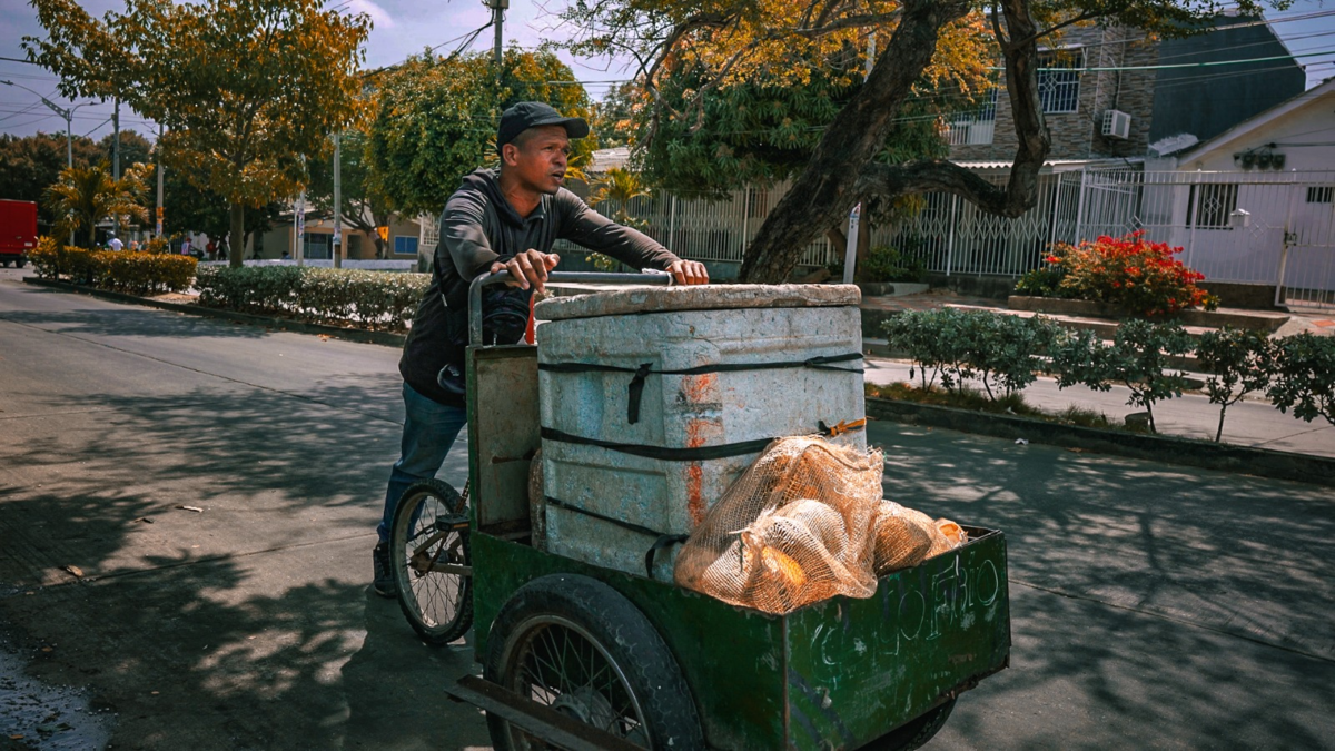 un vendedor de cocos que sueña con ser técnico en refrigeración

 – En la mira