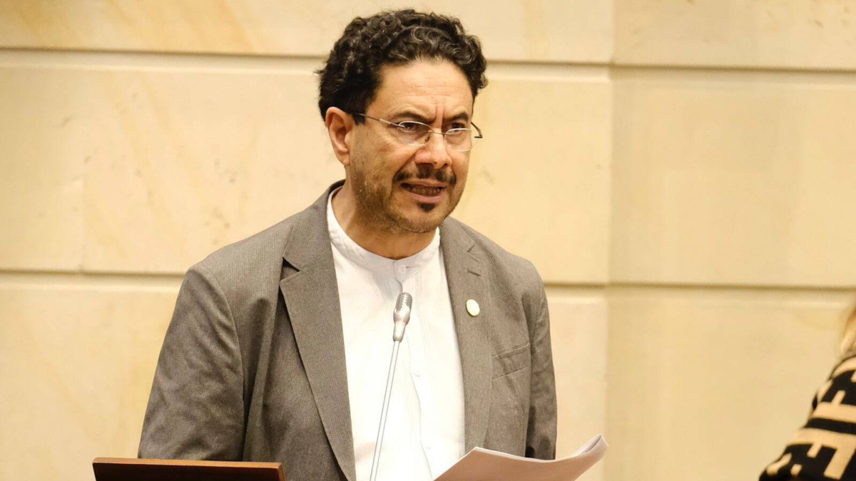 Por segundo día consecutivo, Centro Democrático e Iván Cepeda se reúnen en el Senado.

 – En la mira