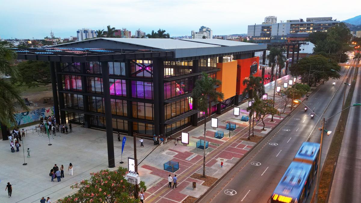 Vándalos no perdonaron a una galería de arte de la ciudad y destruyeron la mayor parte de su mobiliario en el sur de Cali

 – En la mira