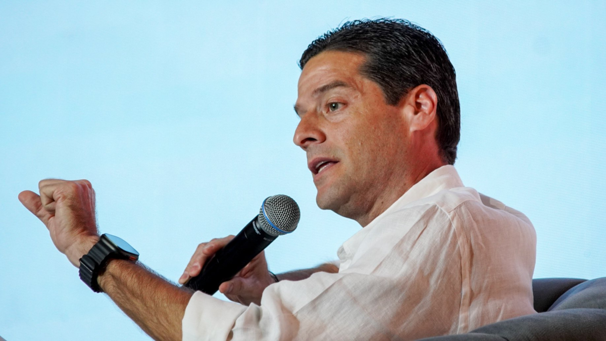 Mauricio Gómez por triple de Petro sobre De la Espriella

 – En la mira