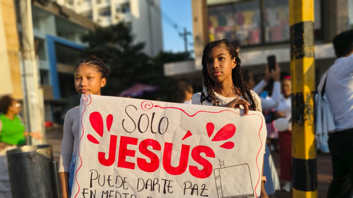 Durante Semana Santa, más de 100 jóvenes cristianos tomaron el centro histórico de Cartagena para difundir el mensaje de paz y amor

 – En la mira