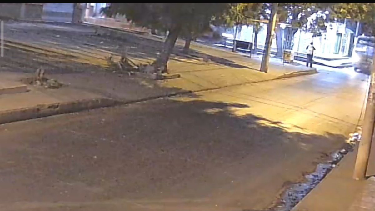 Una cámara de seguridad registró una trágica colisión entre una moto y un autobús de transporte público en Soledad (Atlántico): un hombre murió

 – En la mira