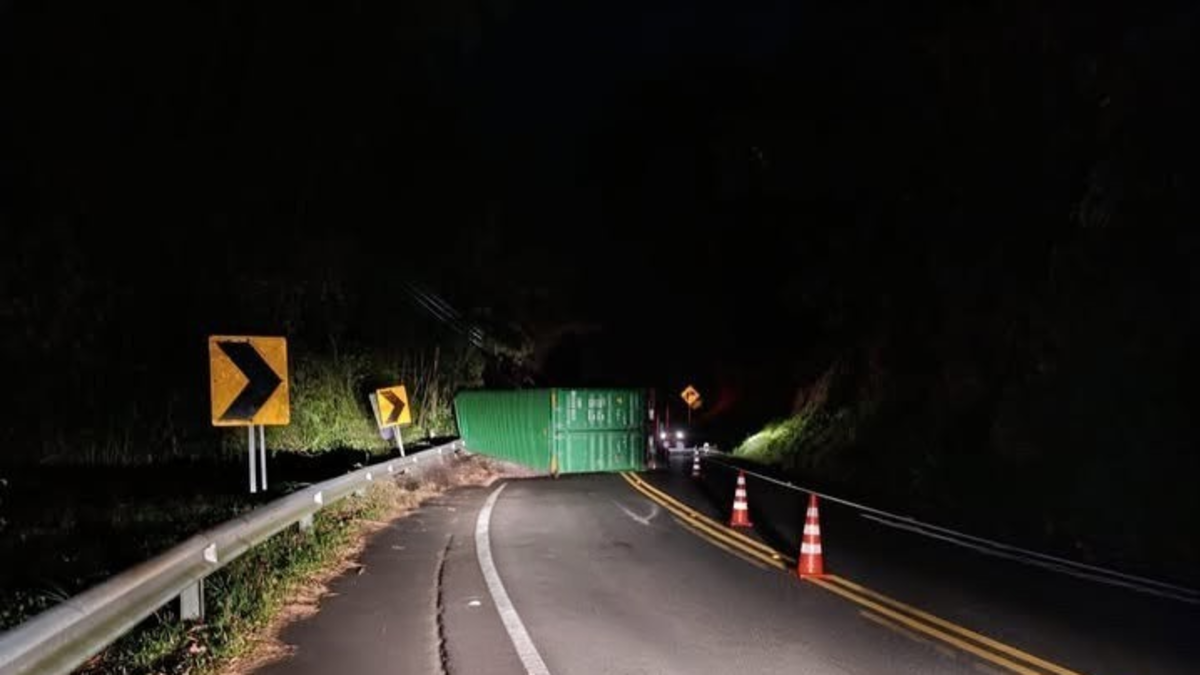 Circulación limitada en la carretera Pereira-Manizales por el vuelco de un tractocamión la noche del lunes 6 de abril: el conductor resultó herido

 – En la mira