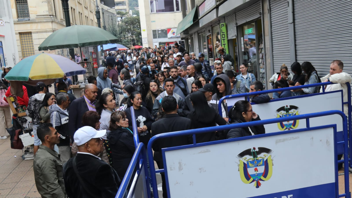 Hay largas colas y miles de quejas de los ciudadanos

 – En la mira